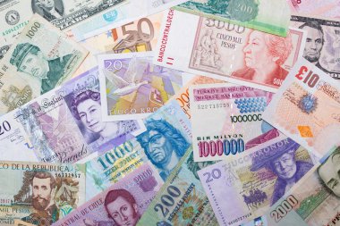 Farklı ülkelerden ve farklı değerlerden gelen banknotlar