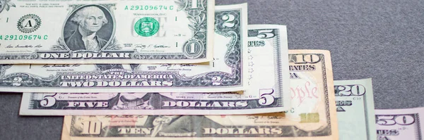Amerikan dolarları ile farklı değerlere sahip arka plan