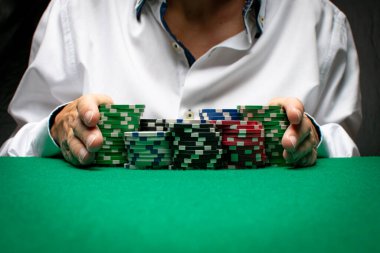 Poker oyuncusu kumarhane fişleri