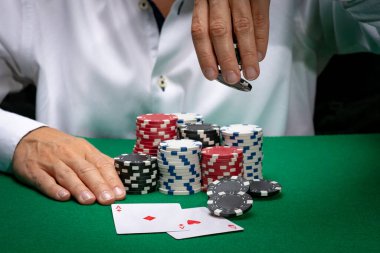 Poker oyuncusu kumarhane fişleri