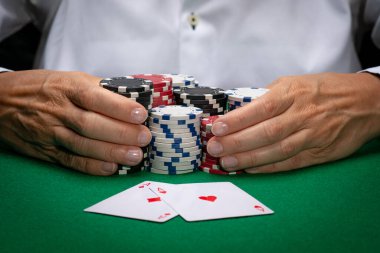 Poker oyuncusu kumarhane fişleri