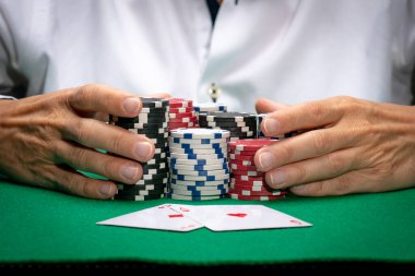 Poker oyuncusu kumarhane fişleri