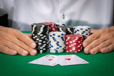Poker oyuncusu kumarhane fişleri