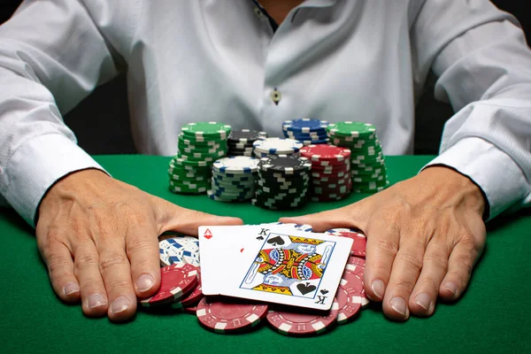 Poker oyuncusu kumarhane fişleri