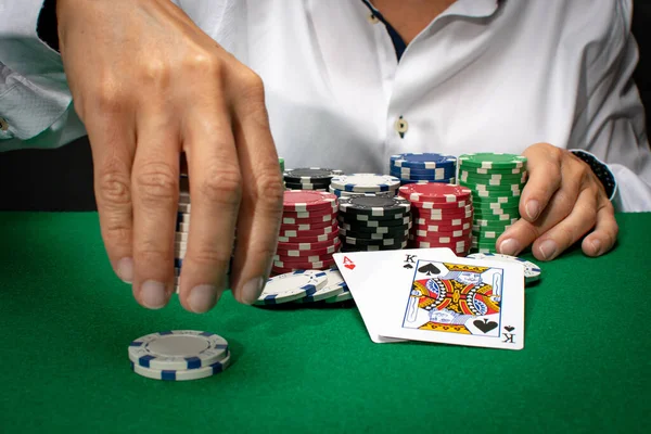 Poker oyuncusu kumarhane fişleri