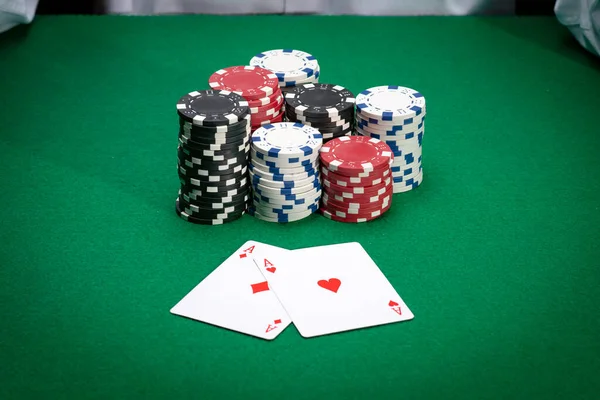 Poker oyuncusu kumarhane fişleri