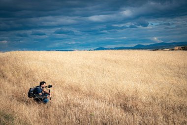 Genç sinemacı, büyük bir nehir ve bataklıklarla kanyondaki doğal manzarayı filme alıyor.