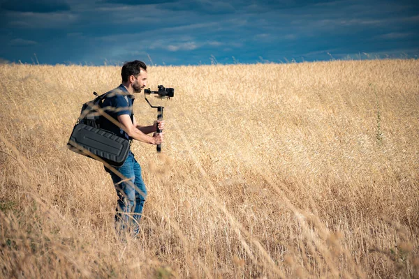 Genç sinemacı, büyük bir nehir ve bataklıklarla kanyondaki doğal manzarayı filme alıyor.