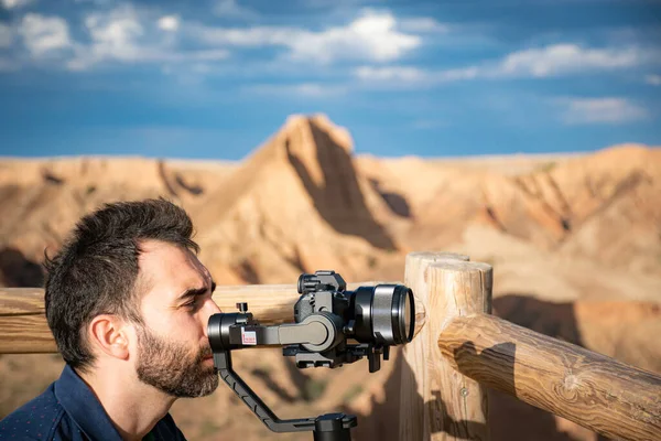Genç sinemacı, büyük bir nehir ve bataklıklarla kanyondaki doğal manzarayı filme alıyor.