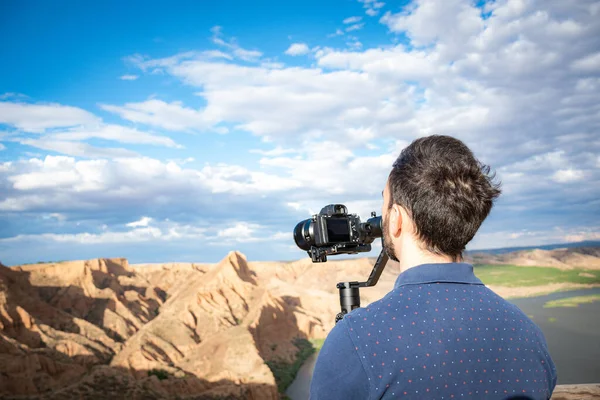Genç sinemacı, büyük bir nehir ve bataklıklarla kanyondaki doğal manzarayı filme alıyor.