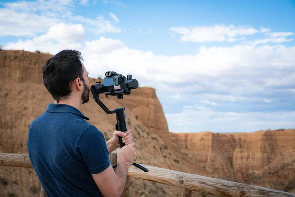 Genç sinemacı, büyük bir nehir ve bataklıklarla kanyondaki doğal manzarayı filme alıyor.