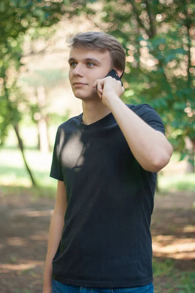 Joven Negocios Está Parado Hablando Por Teléfono —  Fotos de Stock