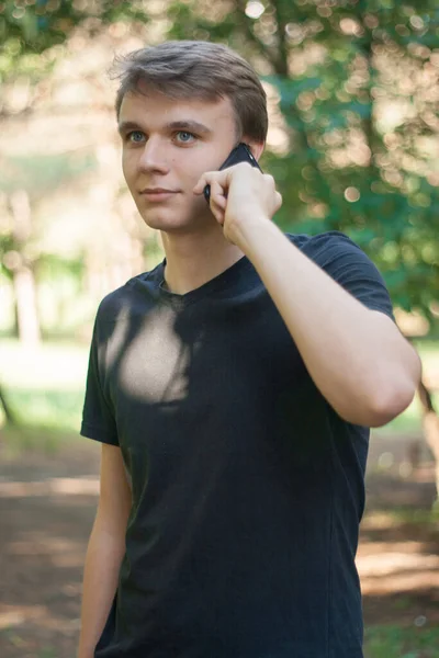 Joven Negocios Está Parado Hablando Por Teléfono —  Fotos de Stock