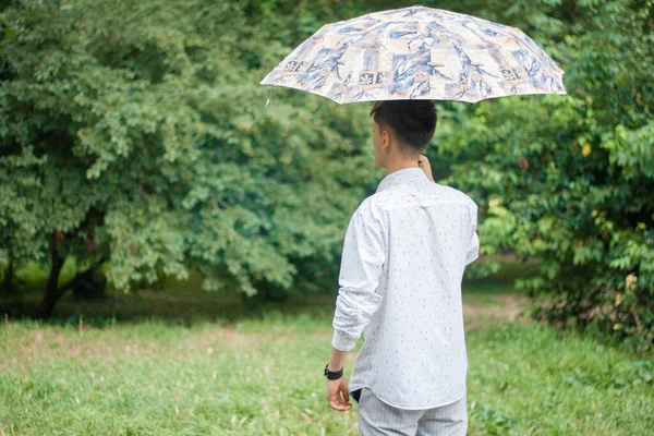 Молодой Человек Стоит Зонтиком Смотрит Вдаль — стоковое фото