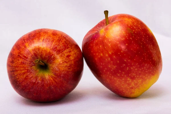 İki elma ve beyaz arkaplan