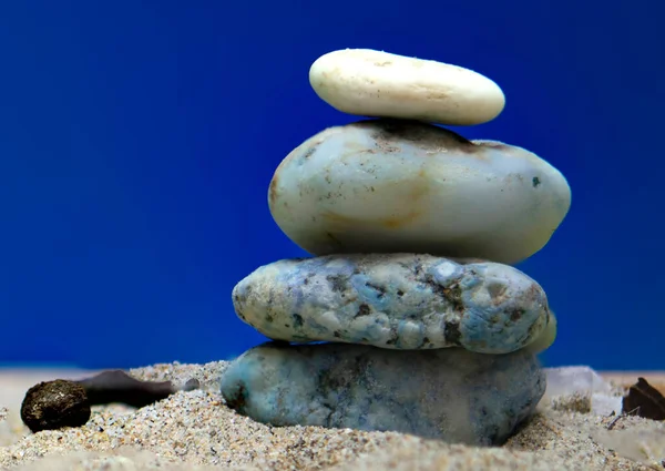 Mavi arka planda taş yığını