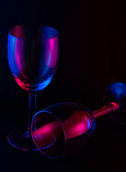 İki renkli kadeh şarap, siyah arkaplan.