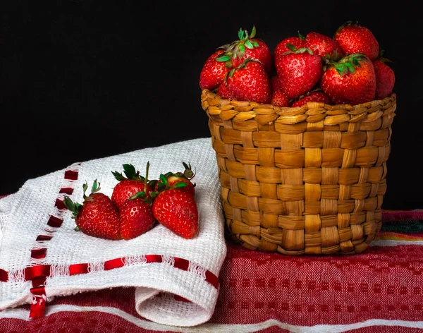 Siyah arka planda çilek meyvesi