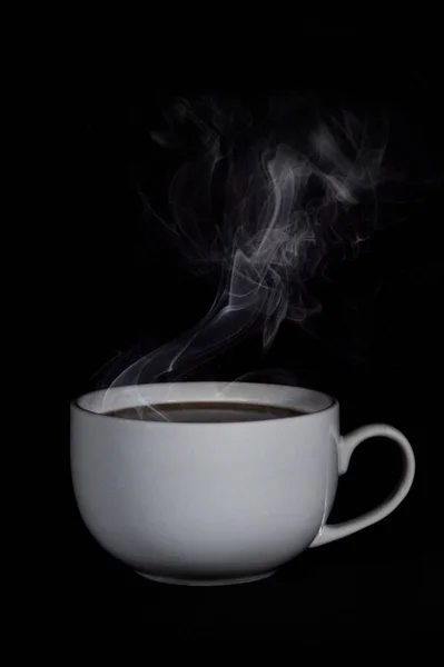 Siyah arka planı olan kahve fincanı.