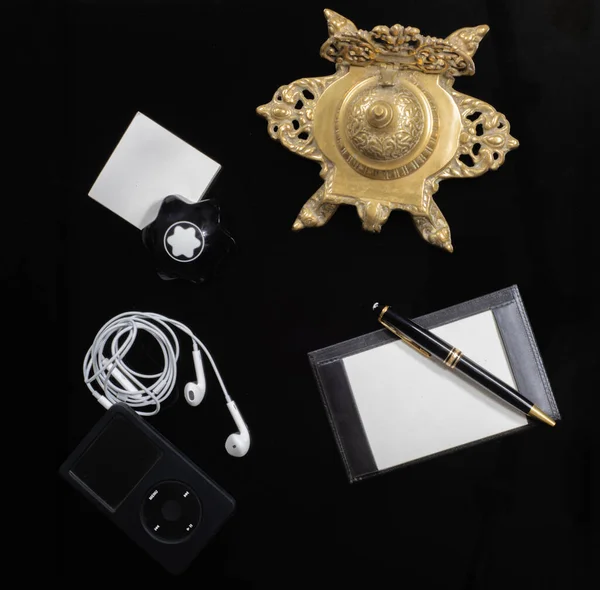 Siyah Arkaplanda Eski ve Modern Ögelerle Lüks Ofis Masası Aksesuarları