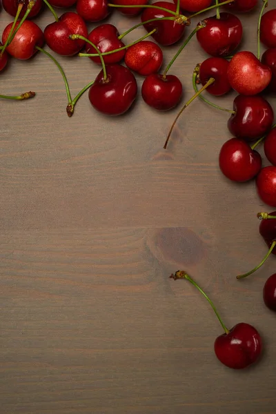 Grüne Frühling rote Kirschen auf hölzernem Hintergrund selektive Fokus Kirsche — Stockfoto