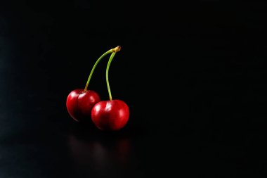 Siyah zemin üzerinde bahar kırmızısı kirazları seçici odak kirazı