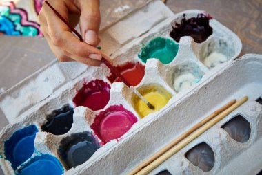 Fırça ve elle doğal boyalar.