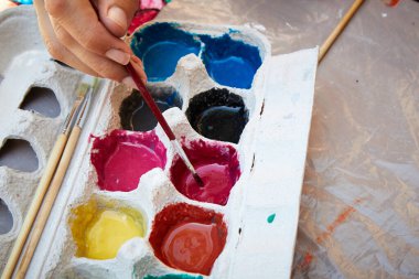 Fırça ve elle doğal boyalar.