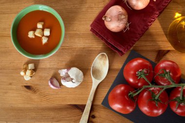 Domates çorbası, soğan, sarımsaklı ekmek.