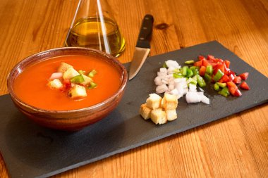 Domates çorbası, soğan, sarımsaklı ekmek.