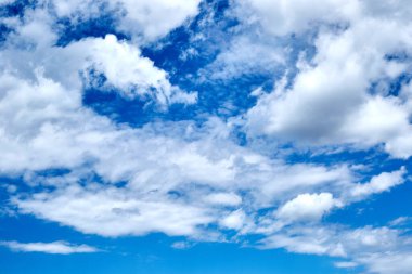 Arka planda beyaz bulutlu mavi gökyüzü