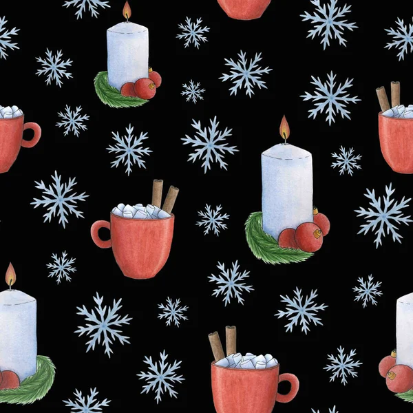 Weihnachten nahtlose Muster, Kerzen mit Tannenzweigen und Weihnachtskugeln, Tassen mit einem heißen Getränk. — Stockfoto