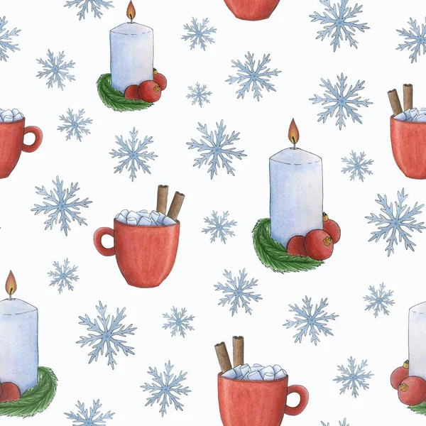 Weihnachten nahtlose Muster, Kerzen mit Tannenzweigen und Weihnachtskugeln, Tassen mit einem heißen Getränk. — Stockfoto