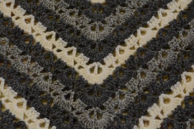 Güzel beyaz ve gri örgü örgüsü deseni. Örgü şalları için uygun.