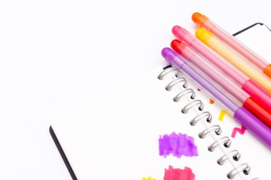 Defterdeki çeşitli renklerin işaretleri