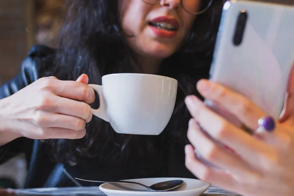 Chica Bebe Café Mientras Usa Teléfono Inteligente — Foto de Stock