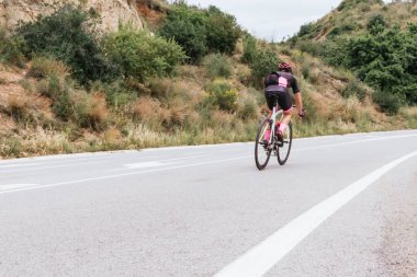 Bisikletli bir adam yolda