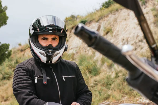 Kasklı bir motorcu.