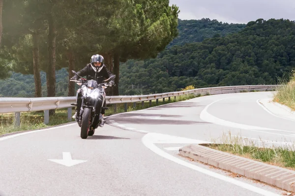 道路をバイクで走り — ストック写真