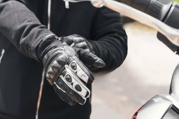 Motociclista Pone Los Guantes Para Andar Bicicleta — Foto de Stock