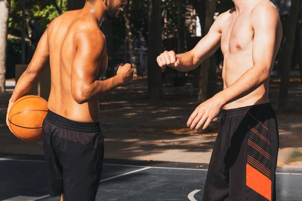 Dois Jovens Cumprimentam Outro Com Desportivismo Após Jogo Basquete — Fotografia de Stock