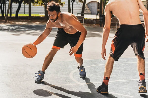 バスケットボールをしている若者は相手をドリブルして — ストック写真