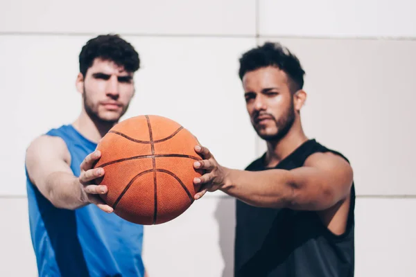 Dua Pemain Basket Dari Ras Yang Berbeda Memegang Bola Bersama — Stok Foto