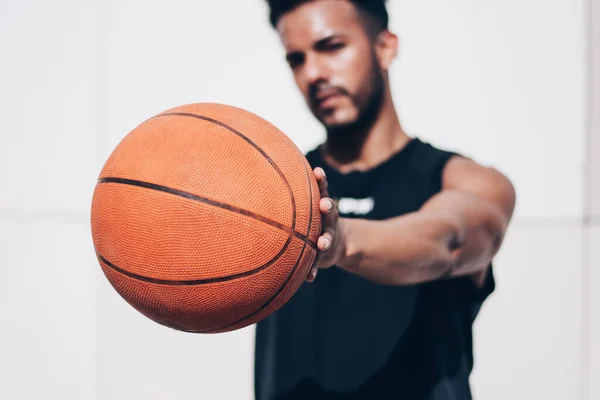 Jovem Tem Uma Bola Basquete Frente Câmera — Fotografia de Stock