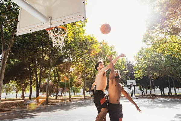 Dua Pemuda Bermain Basket Luar Ruangan — Stok Foto
