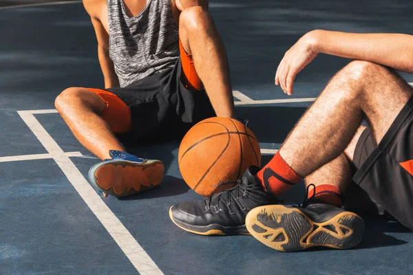 Basketbolcu dışarıda smaç basıyor.
