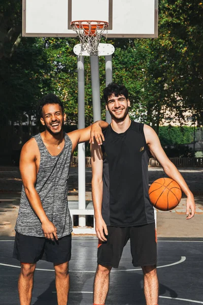 Dua Pemuda Siap Untuk Mulai Bermain Basket Luar Ruangan — Stok Foto