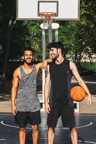 Dua Pemuda Siap Untuk Mulai Bermain Basket Luar Ruangan — Stok Foto