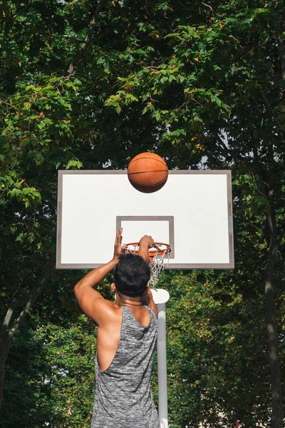 Young Man Front Basket Throwing Ball — Stock Photo, Image