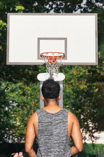 Anak Muda Bersiap Siap Untuk Menembak Hoops Bermain Basket — Stok Foto